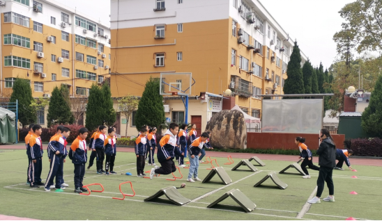 陕飞二小开展青年教师研磨课活动